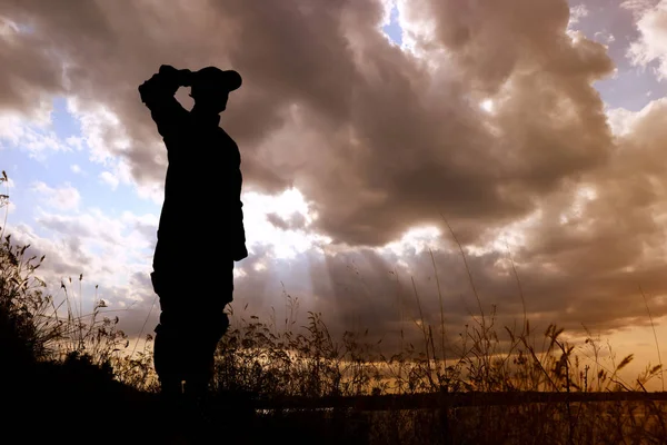 Soldaat in uniform saluting buitenshuis. Militaire dienst — Stockfoto