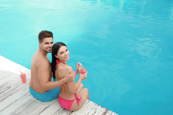 Frau im Bikini mit Freund in der Nähe des Freibades. glückliches junges Paar — Stockfoto