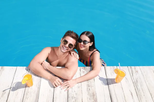 Donna in bikini con fidanzato al resort. Felice giovane coppia — Foto Stock