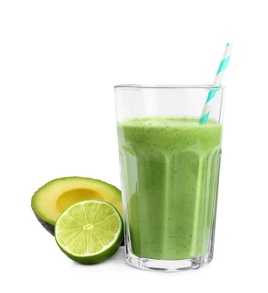 Bicchiere di gustoso frullato con avocado e lime su sfondo bianco — Foto Stock