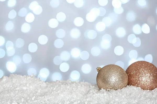 Decoração de Natal na neve contra fundo borrado, espaço para texto — Fotografia de Stock