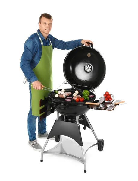 Uomo in grembiule cucinare sulla griglia, sfondo bianco — Foto Stock