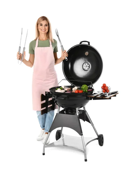 Vrouw in schort koken op barbecue grill, witte achtergrond — Stockfoto