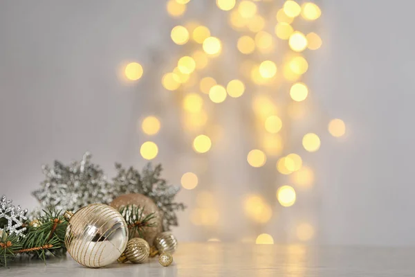 Bulanık ışıklara karşı masada Noel dekorasyonu. Metin için alan — Stok fotoğraf