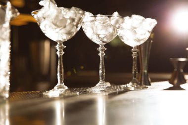 Bar tezgahında buz küpleri olan Martini gözlükleri. Metin için alan