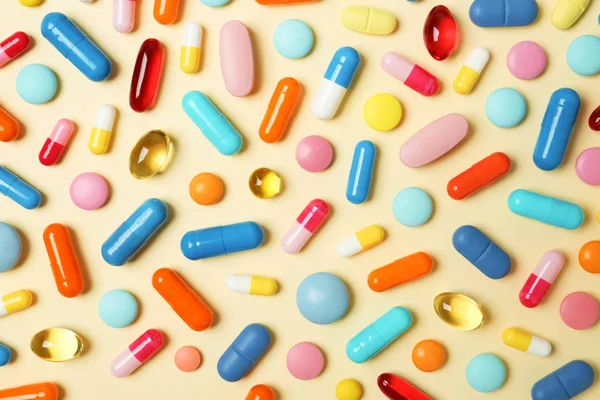 Molte pillole diverse su sfondo a colori, vista dall'alto — Foto Stock