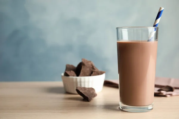 Pohár finom Csokoládés tej a fából készült asztal, szöveg adható. Tejfeldolgozó-ital — Stock Fotó