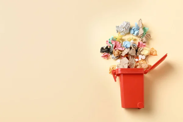 Корзина для мусора и другой мусор на цветном фоне, вид сверху с пробелами для текста. Концепция переработки отходов — стоковое фото