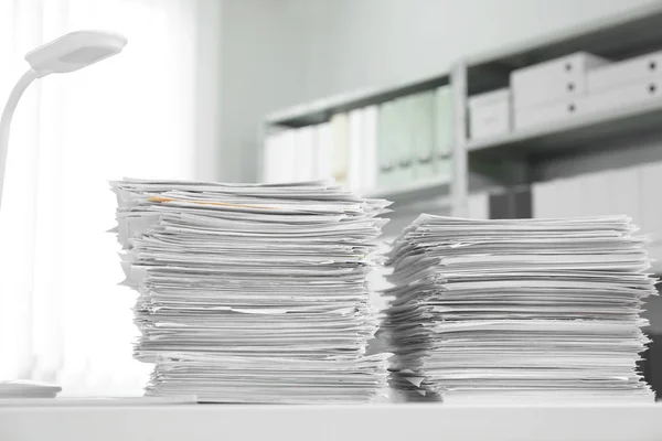 Stapel von Dokumenten auf dem Tisch im Büro — Stockfoto