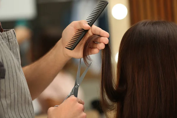 Barbier faire coiffure élégante avec des ciseaux professionnels dans le salon de beauté, gros plan — Photo