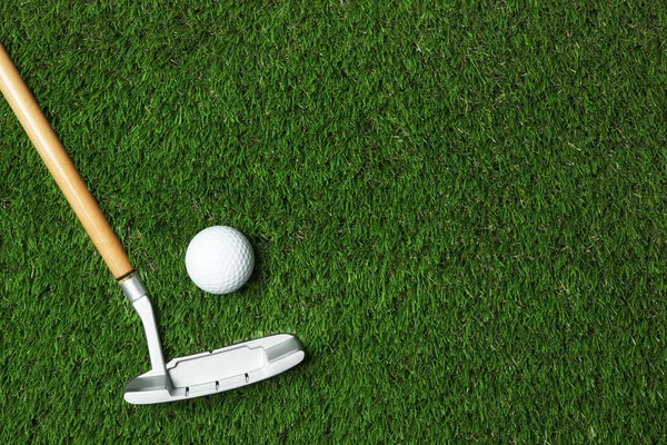 Piłka golfowa i klub na sztucznej trawie, widok z góry z miejscem na tekst — Zdjęcie stockowe