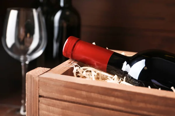 Cajón de madera abierto con botella de vino, primer plano — Foto de Stock