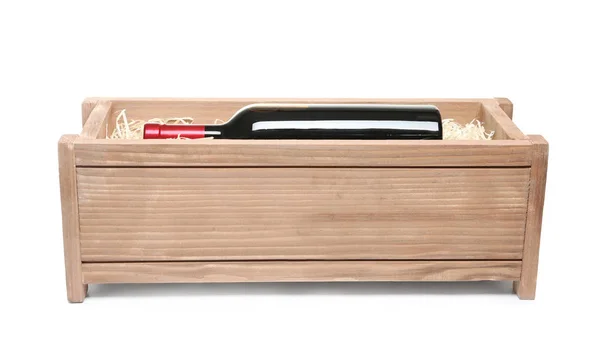 Open houten kist met fles wijn geïsoleerd op wit — Stockfoto