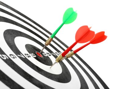 Beyaz arka plan aleyhine dart tahtasında hedef vuran oklar