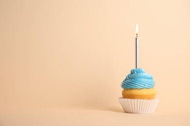Bej arka planda mum ile Doğum günü cupcake, metin için alan
