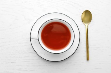 Beyaz ahşap arka plan üzerinde tabak ve kaşık ile ebegümeci çay Fincan, düz yatıyordu