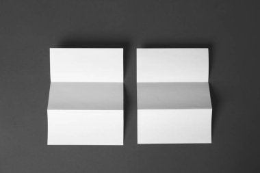 Koyu gri arka plan üzerinde iki boş broşürler, düz yatıyordu. Tasarım için alay