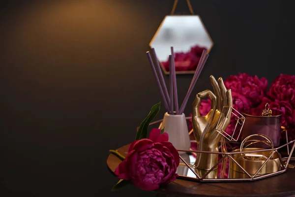 Komposisi dengan aksesoris gaya, bunga dan elemen interior pada meja di dalam ruangan — Stok Foto