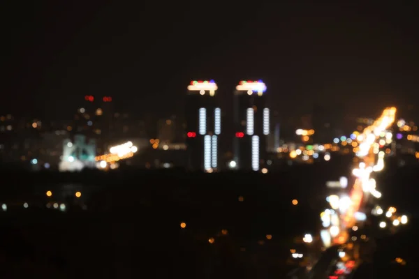 Κίεβο, Ουκρανία-22 Μαΐου, 2019: θαμπή θέα της νυχτερινής πόλης με συγκρότημα διαμερισμάτων Σονιτσούνα Ριβιέρα και Μητροπολιτικός Ανδρέας βοσκός, δράση bokeh — Φωτογραφία Αρχείου