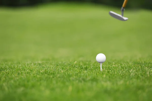 Het raken van golf bal met Club op groene cursus. Ruimte voor tekst — Stockfoto
