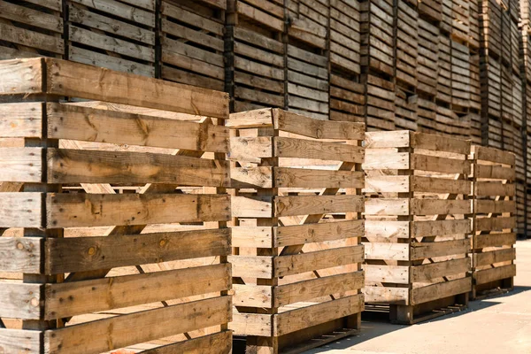 Alte leere Holzkisten an sonnigem Tag im Freien — Stockfoto