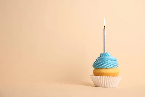 Bolo de aniversário com vela no fundo bege, espaço para texto — Fotografia de Stock