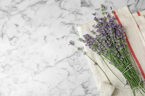 Bellissimi fiori di lavanda teneri su tavolo in marmo bianco, vista dall'alto. Spazio per testo — Foto Stock