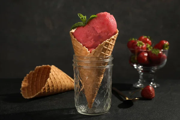Siyah masada servis edilen gofret konilezzetli çilekli dondurma — Stok fotoğraf