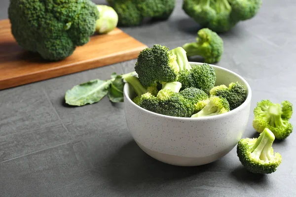 Mangkuk brokoli segar di meja abu-abu. Ruang untuk teks — Stok Foto