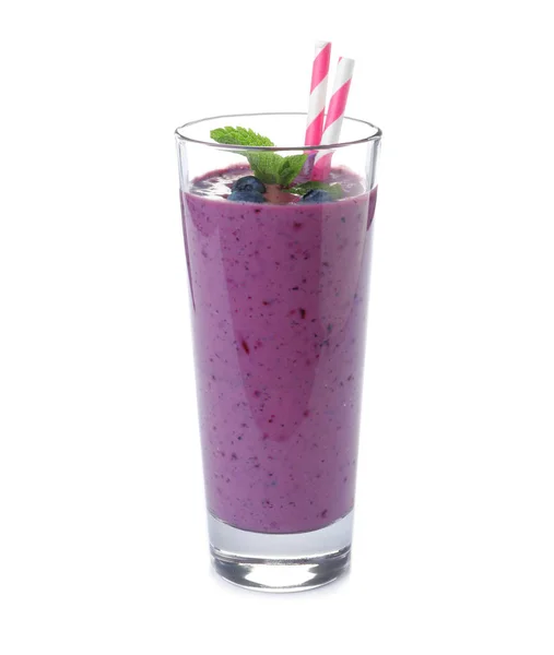 Verre de délicieux smoothie aux myrtilles à la menthe et à la paille sur fond blanc — Photo