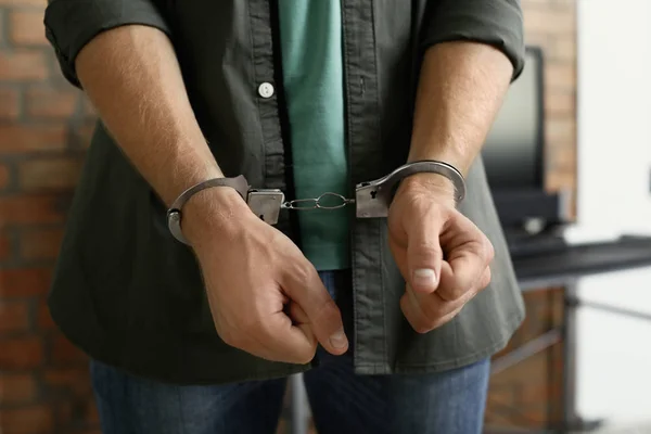 실내에서 수갑에 억류 된 남자, 클로즈업보기. 형법 — 스톡 사진