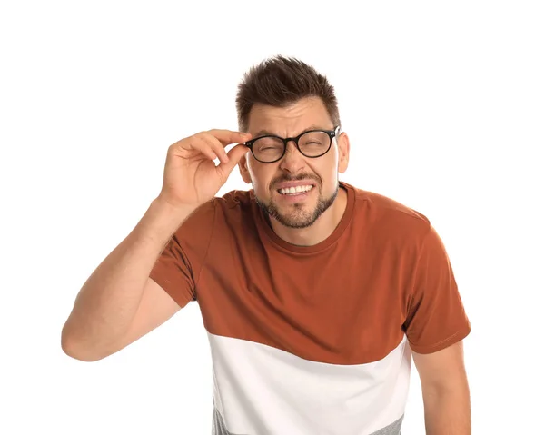 Homme ayant des problèmes de vision portant des lunettes sur fond blanc — Photo