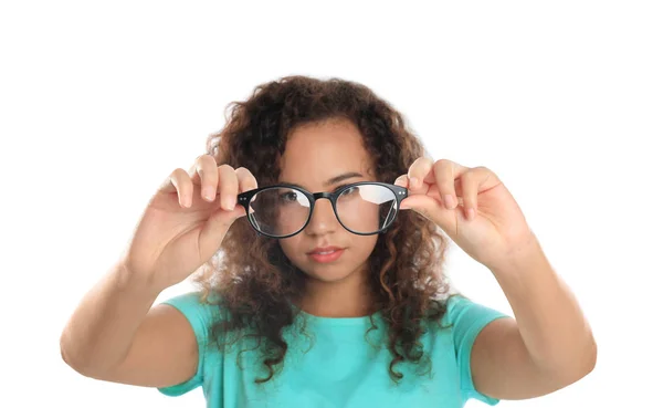 Jovem afro-americana olhando através de óculos de fundo branco. Problemas de visão — Fotografia de Stock