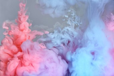 Gri arka planda mercan, açık mavi ve pembe mürekkeplerin sıçraması