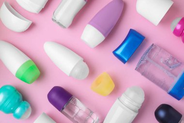 Pembe arka plan üzerinde farklı doğal deodorantlar ile düz döşeme kompozisyon