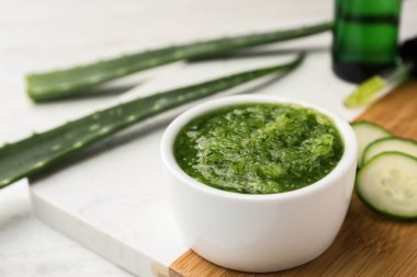 El yapımı yüz maskesi yapılmış ahşap tahta ve beyaz masa üzerinde malzemeler