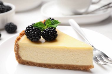 Masada böğürtlen ile süslenmiş lezzetli cheesecake parçası