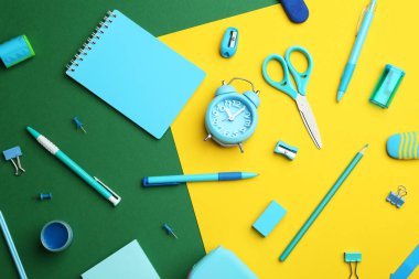 Renk arka plan üzerinde farklı parlak okul kırtasiye, düz yatıyordu