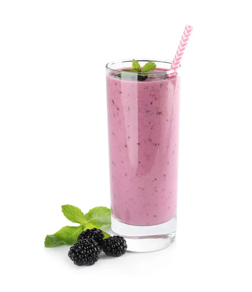 Délicieux smoothie aux mûres en verre sur fond blanc — Photo