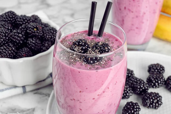 Delicious blackberry smoothie in glass on marble table, closeup — Stock Photo, Image