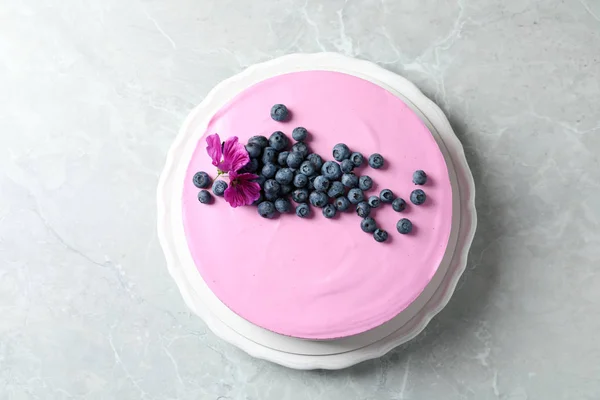 Teller mit leckerem Blaubeerkuchen auf hellgrauem Tisch, Draufsicht — Stockfoto