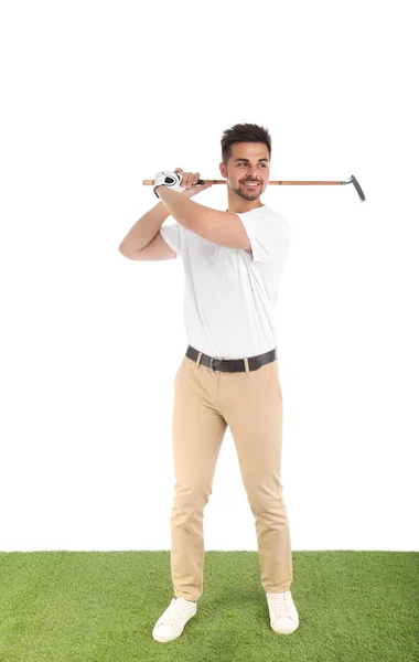 Junger Mann spielt Golf auf Golfplatz vor weißem Hintergrund — Stockfoto