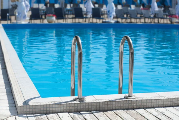 Piscine moderne avec échelle de marche à l'extérieur — Photo