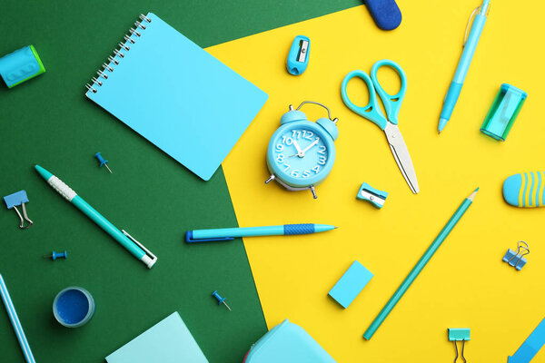 Различные яркие школьные канцтовары на цветном фоне, плоский лежал
