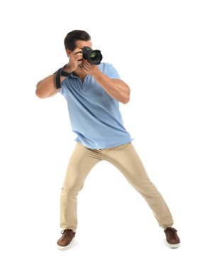 Genç profesyonel fotoğrafçı beyaz arka planda fotoğraf çekiyor