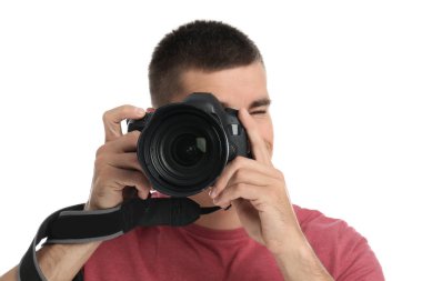 Genç profesyonel fotoğrafçı beyaz arka planda fotoğraf çekiyor