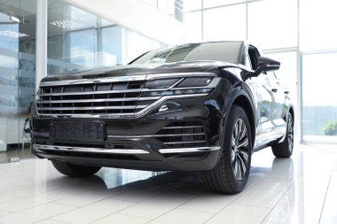 Modern otomobil bayilik yeni lüks siyah araba