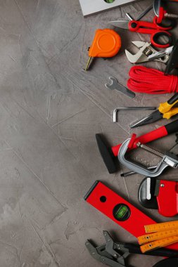 Gri taş masa üzerinde onarım araçları ile düz döşeme kompozisyonu, metin için alan