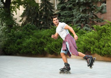 Yakışıklı genç adam paten açık havada paten. Eğlence aktivitesi