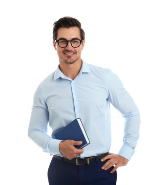 Gözlüklü genç erkek öğretmen ve beyaz arka plan üzerine kitap
